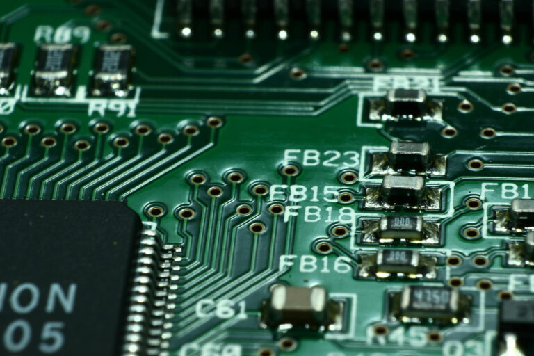 Claude Code vs ChatGPT: Which AI Is Actually Better for Writing Real Code?